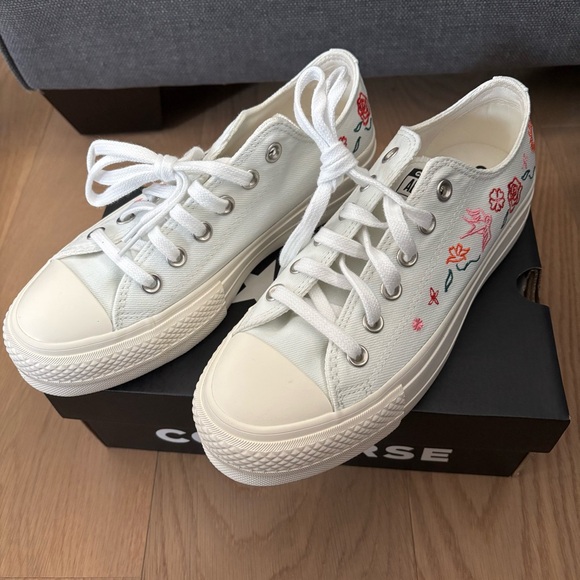 NIB✨ Floral Platform Sneakers - Picture 5 of 6